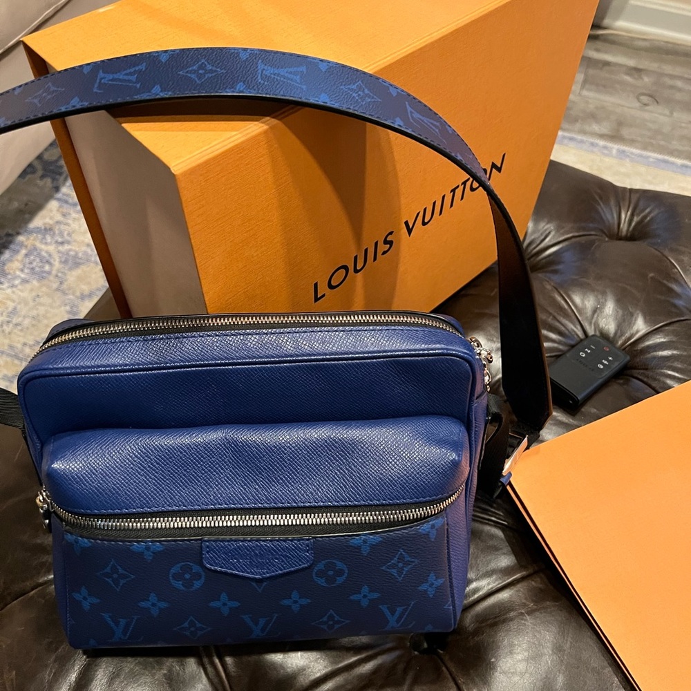 AUTHENTIC Louis Vuitton messenger bag